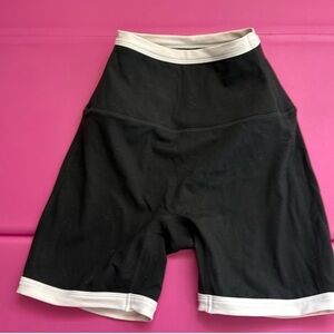 Set Active Contrast Shorts